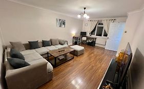 Entire 3 Bedroom End Of Terrace House!