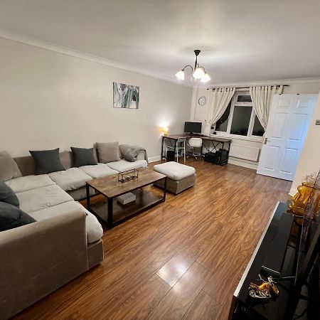 Entire 3 Bedroom End Of Terrace House! Thamesmead  Exterior photo