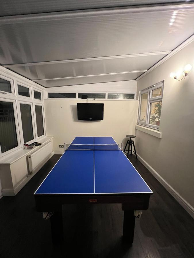 Entire 3 Bedroom End Of Terrace House! Thamesmead  Exterior photo