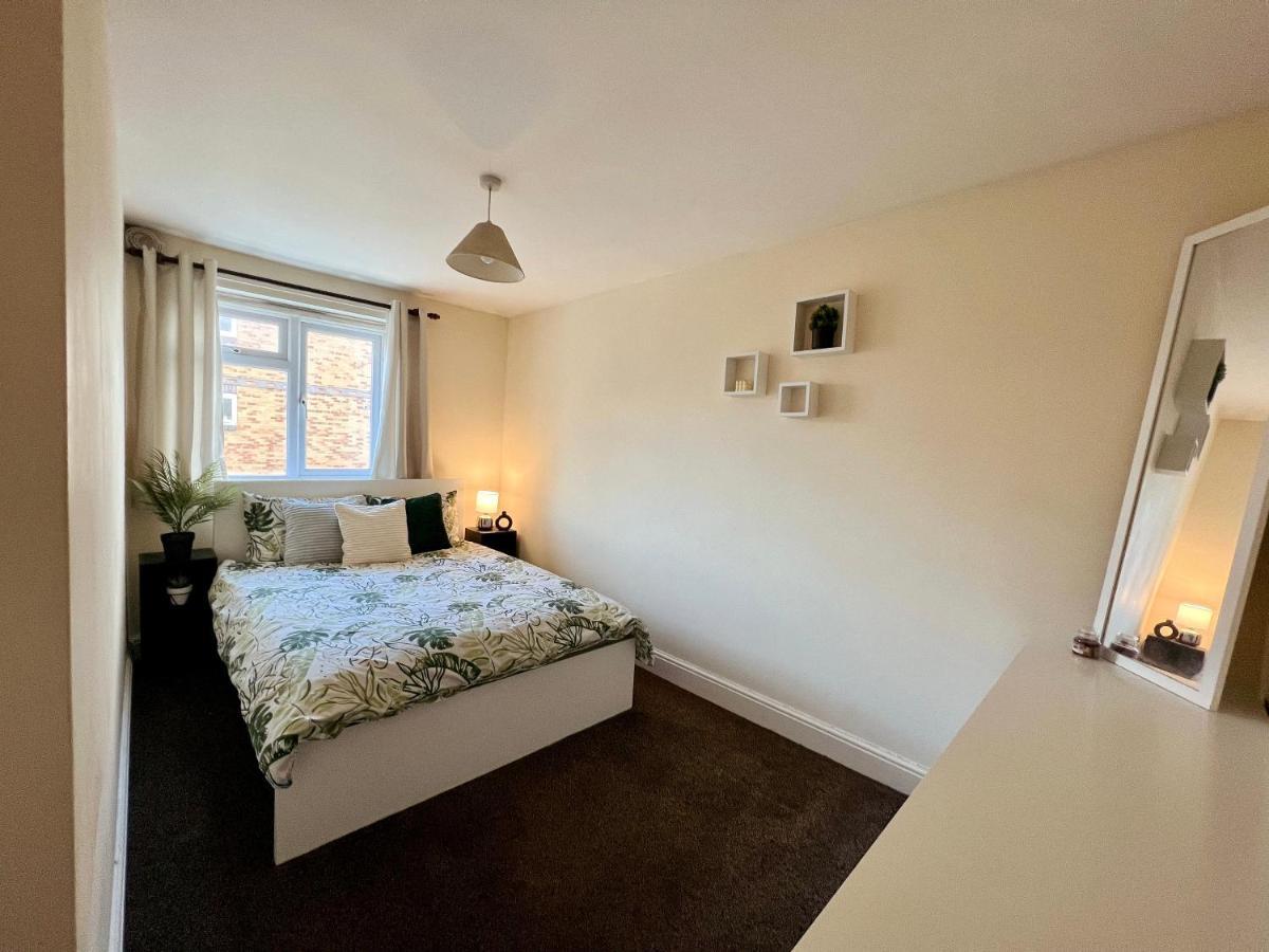 Entire 3 Bedroom End Of Terrace House! Thamesmead  Exterior photo