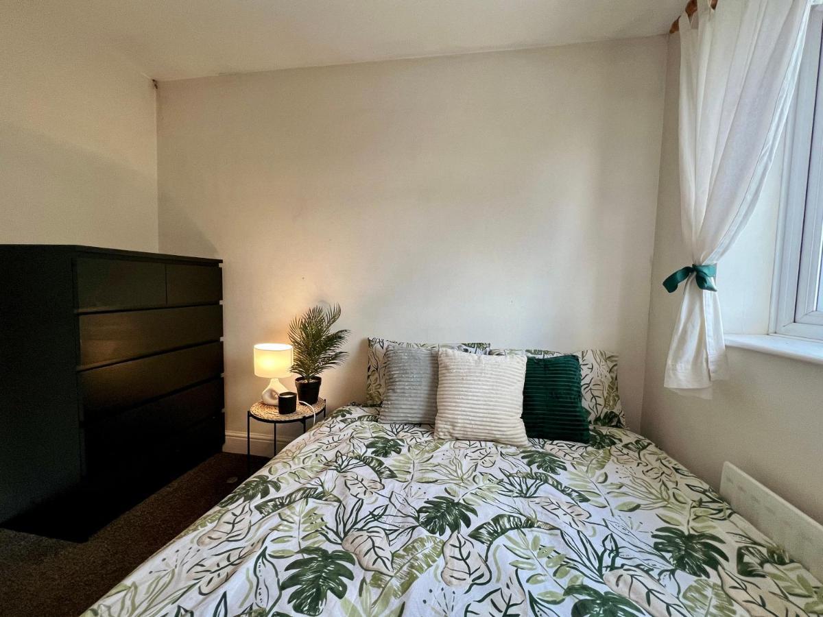Entire 3 Bedroom End Of Terrace House! Thamesmead  Exterior photo