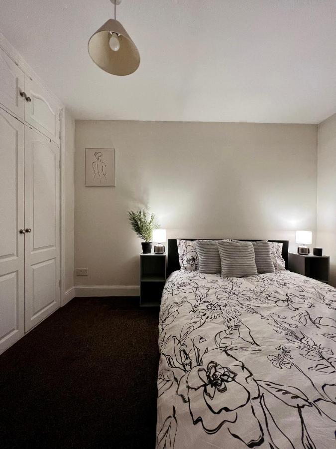 Entire 3 Bedroom End Of Terrace House! Thamesmead  Exterior photo