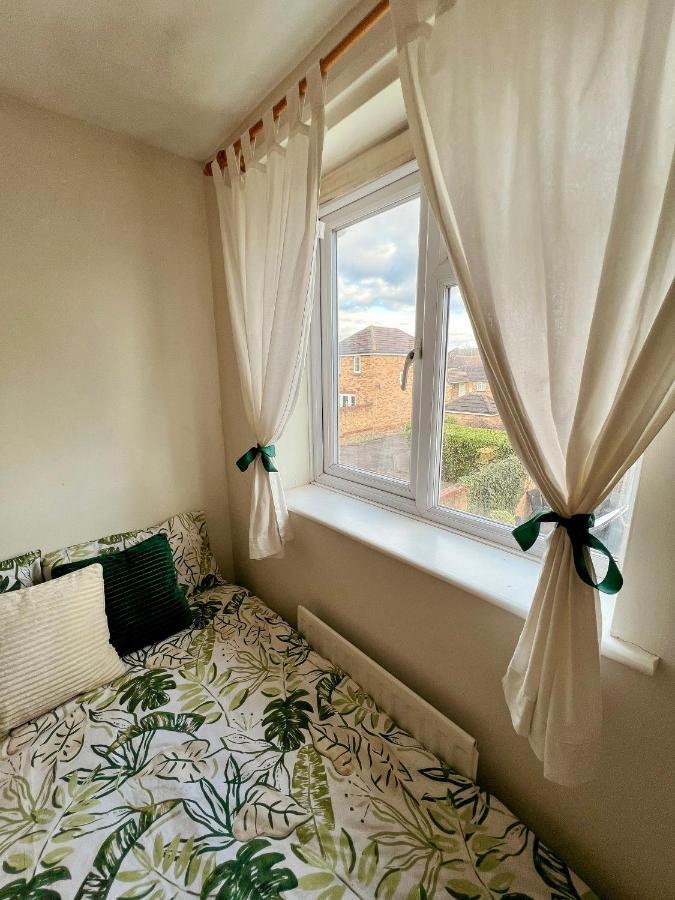 Entire 3 Bedroom End Of Terrace House! Thamesmead  Exterior photo