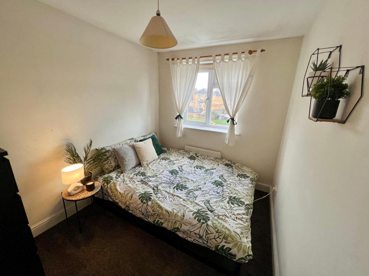 Entire 3 Bedroom End Of Terrace House! Thamesmead  Exterior photo