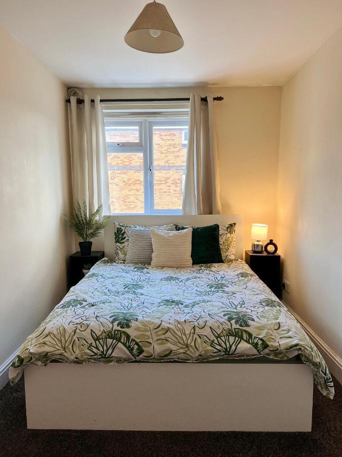 Entire 3 Bedroom End Of Terrace House! Thamesmead  Exterior photo