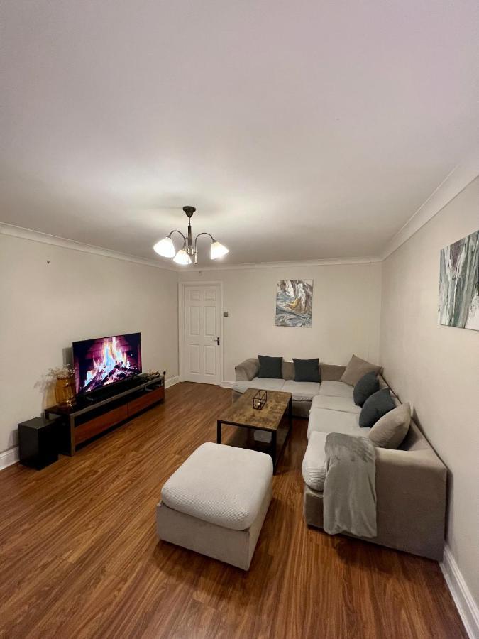 Entire 3 Bedroom End Of Terrace House! Thamesmead  Exterior photo