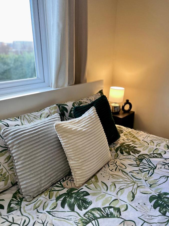 Entire 3 Bedroom End Of Terrace House! Thamesmead  Exterior photo