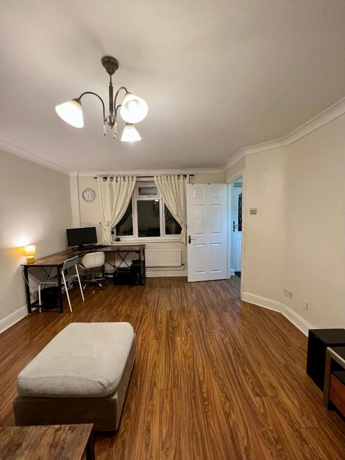 Entire 3 Bedroom End Of Terrace House! Thamesmead  Exterior photo