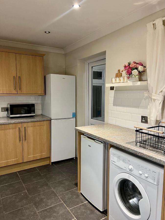 Entire 3 Bedroom End Of Terrace House! Thamesmead  Exterior photo