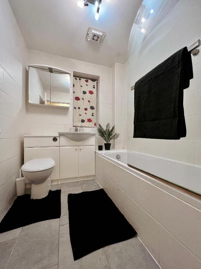 Entire 3 Bedroom End Of Terrace House! Thamesmead  Exterior photo